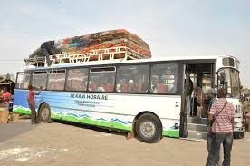 Autobus chargé pour le transport